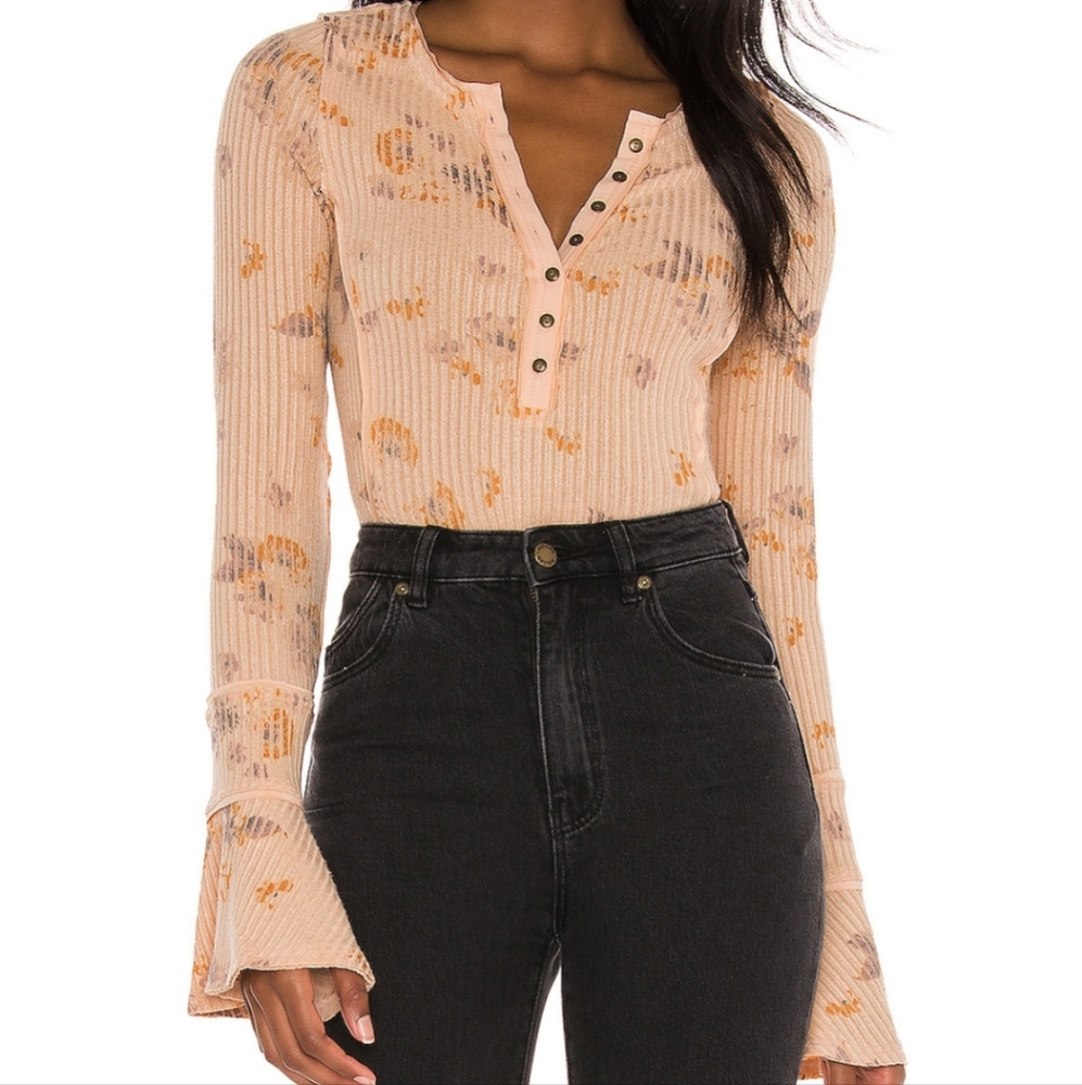 Free People NEW Layer Me Henley Shirt Women’s Medium Just Peachy Floral Ribbed